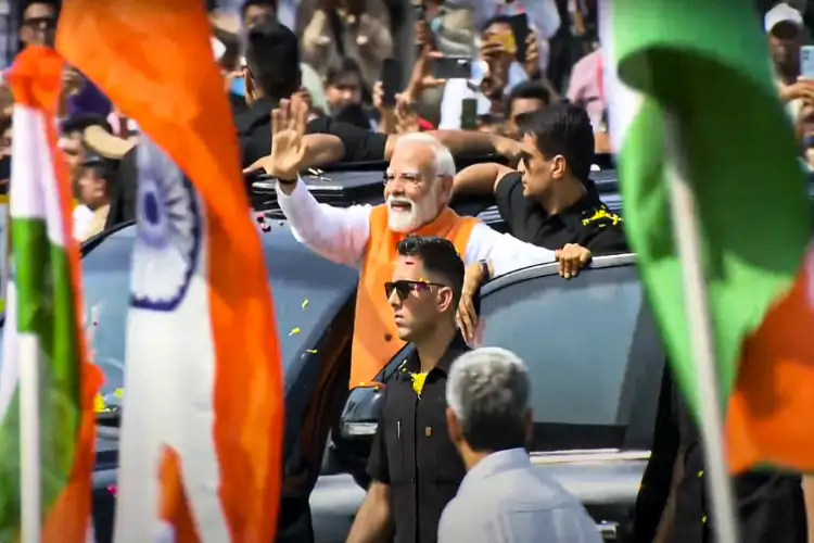 Prime Minister Modi reached Gujarat on a two-day visit, did a road show in Vadodara
