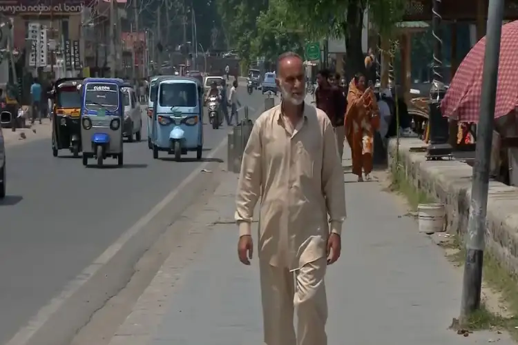 Kashmir valley faces unseasonal heatwave as temperatures soar, residents urged to take precautions