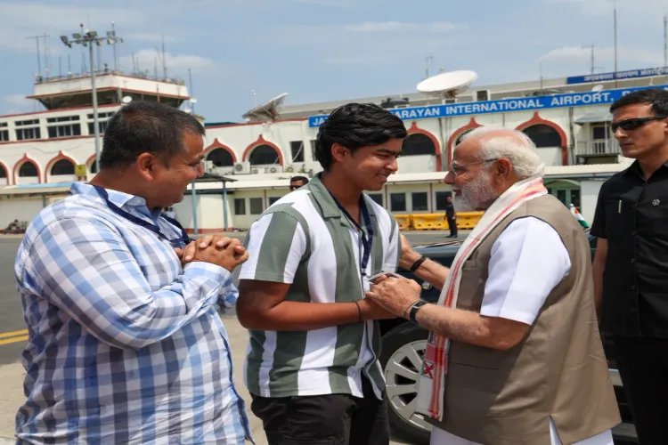 Player Vaibhav Suryavanshi met Prime Minister Modi, took his blessings by touching his feet