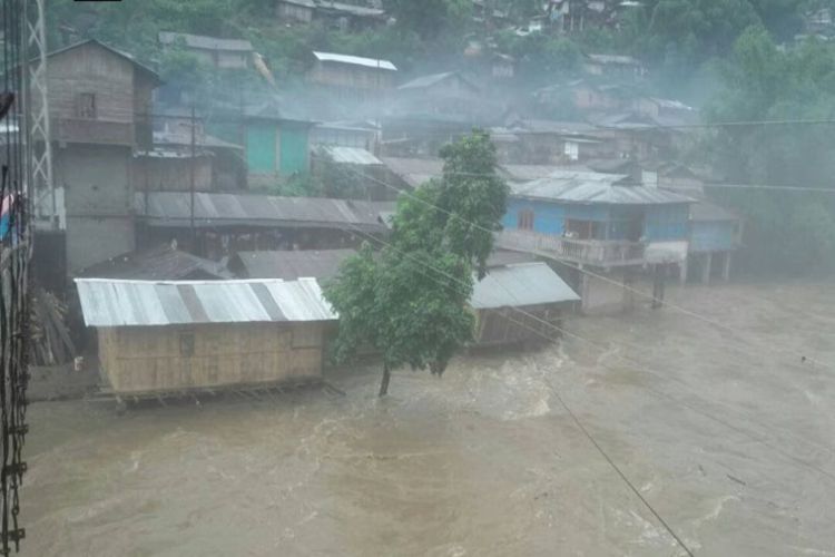Heavy rains in Arunachal Pradesh caused flash floods and landslides in many districts
