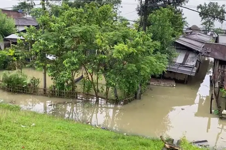 Brahmaputra river overflows in Dibrugarh, causes widespread disruption