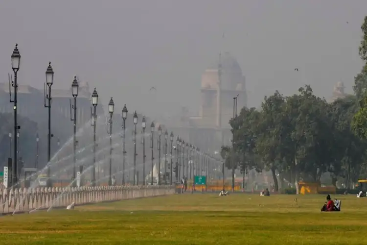 Sunny morning in Delhi, air quality in 'moderate' category