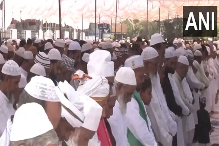 उत्तर प्रदेश में कई स्थानों पर लोगों ने नमाज अदा की और ईद-उल-अजहा मनाया