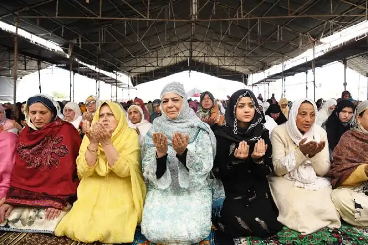 J-K: PDP Chief Mehbooba Mufti, Iltija Mufti offer namaz on occasion of Eid al-Adha in Srinagar