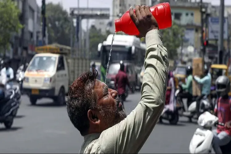 Scorching heat continues to wreak havoc in Delhi, temperature crosses 43 degrees Celsius in many areas