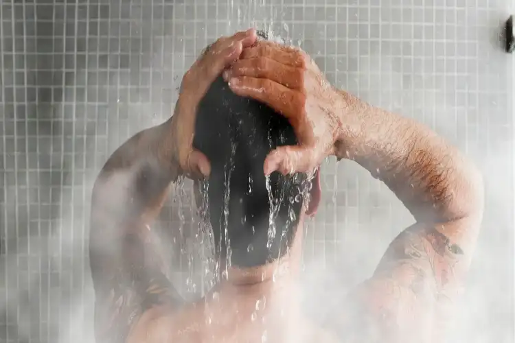 What effect does bathing in very hot water have on the skin?