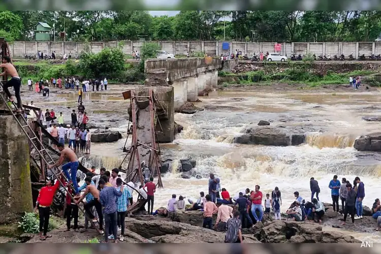 Pune bridge collapse: Ex-minister seeks probe into delay in construction of new structure