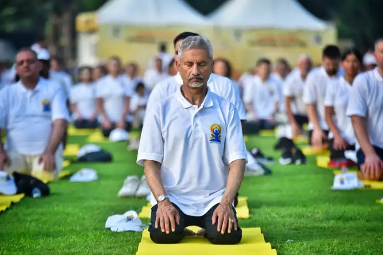 Diplomats, other members of diplomatic corps celebrate International Yoga Day, Foreign Minister also joins
