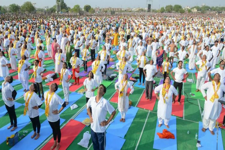 More than 12,000 people did yoga together, a special record was made