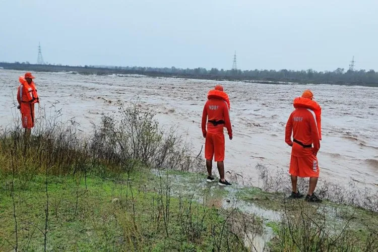 Jammu and Kashmir: SDRF rescues a person trapped in Tawi river, water level increased due to overnight rain