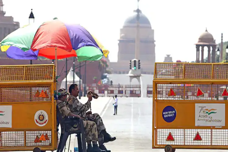The minimum temperature in Delhi on Thursday morning was 28.6 degrees Celsius