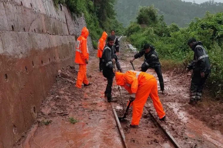 Himachal: Landslides near Koti and Sanwara delay Kalka-Shimla trains by 3 hours