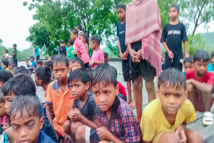 Jharkhand: 162 students rescued safely after spending the night on the roof of a school submerged due to heavy rains