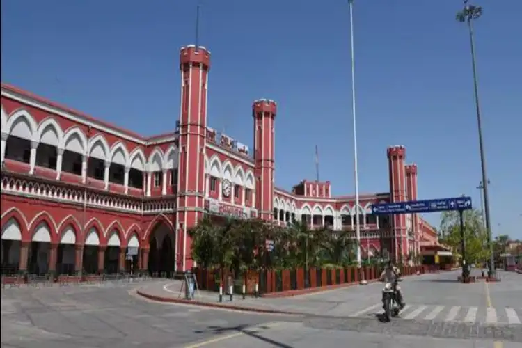 Delhi CM Rekha Gupta requests Railway Minister Ashwini Vaishnaw to rename Old Delhi Railway Station