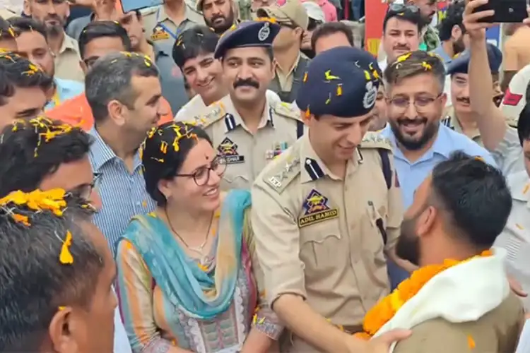 First batch of Amarnath Yatra pilgrims arrive in Chanderkote at a 'Langar' site, recieve warm welcome
