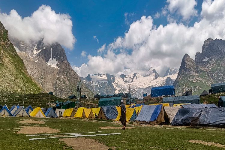 Amarnath Yatra begins: First batch of pilgrims leaves for the holy cave