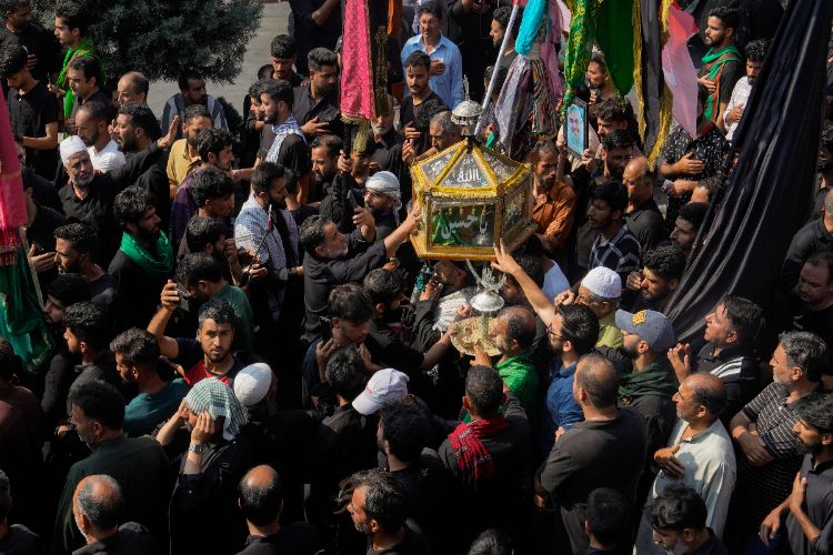 Thousands of people took part in Muharram procession in Srinagar