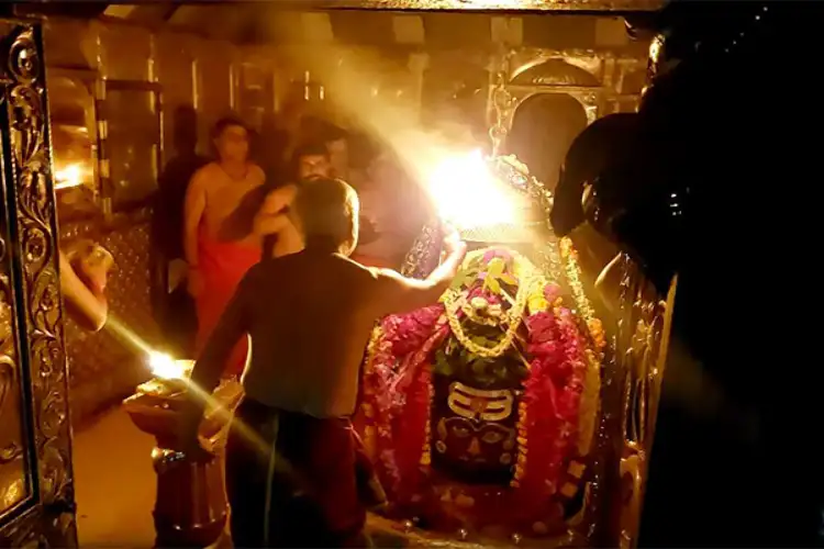 देवशयनी एकादशी पर उज्जैन के महाकालेश्वर मंदिर में सुबह आरती की गई