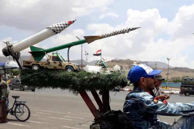 Israel carried out air strikes on Houthi bases in Yemen, Houthis responded with missiles