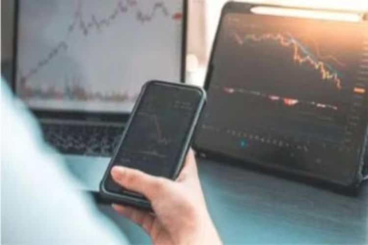 Sensex, Nifty fall in early trade