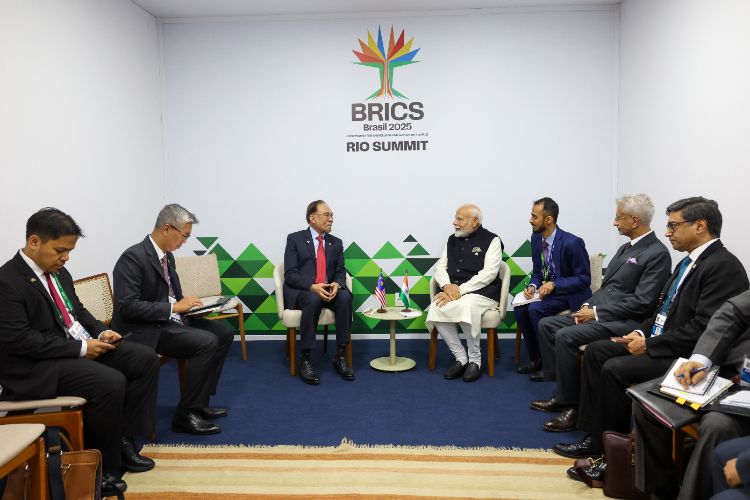 PM Modi discusses review of ASEAN-India FTA with Malaysian counterpart