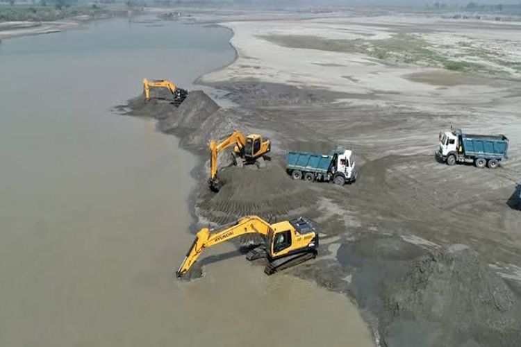 Delhi CM urges Adityanath to stop illegal sand mining in Yamuna flood area