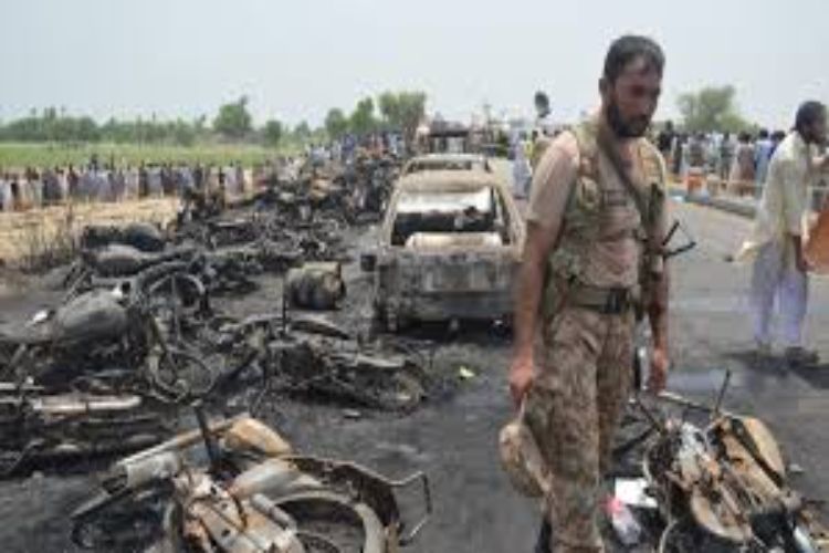 Pakistan: Armed goons captured three oil tankers, kidnapped seven drivers