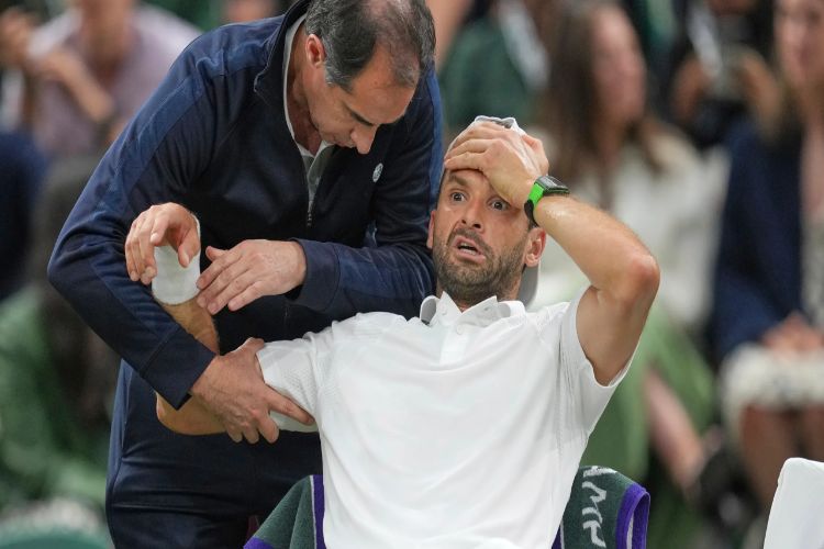 Sinner reaches quarterfinals despite elbow injury and losing first two sets