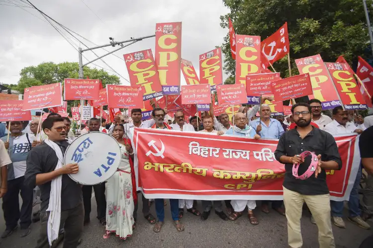 Workers of oppn parties disrupt rail, road traffic to enforce 'Bihar Bandh'