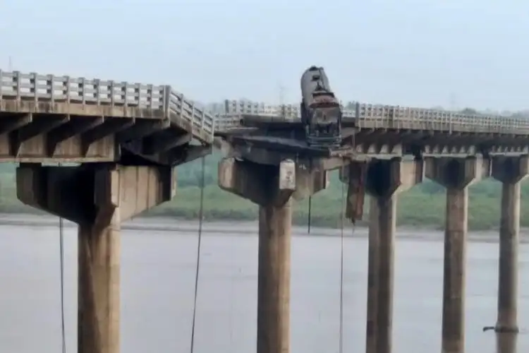 Vehicles fell into river after bridge collapse in Vadodara, three people died