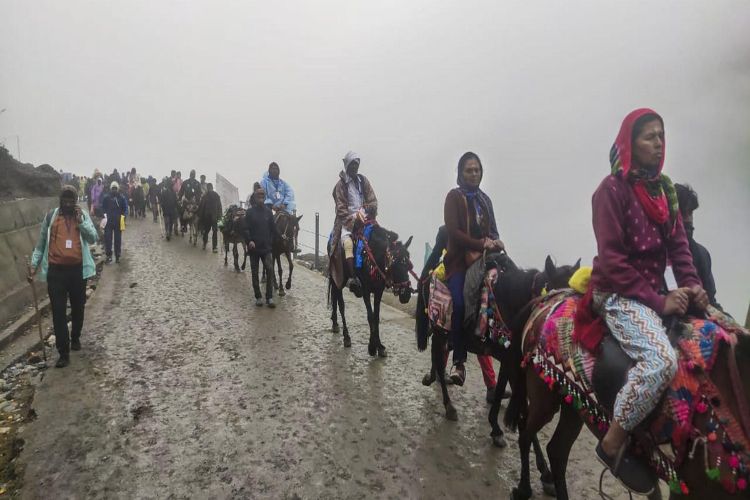 Amarnath Yatra: 7,307 pilgrims leave from Jammu base camp
