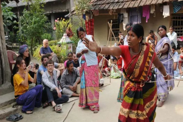 Singer of Hindu devotional songs inaugurates yoga dissemination project in Brazil's slums