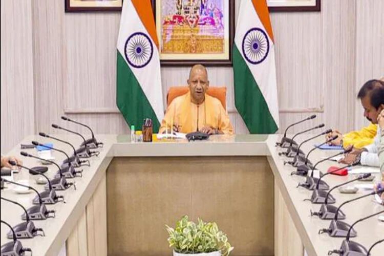 Chief Minister Yogi Adityanath gave instructions to deal strictly with those who create disturbance in Kanwar Yatra