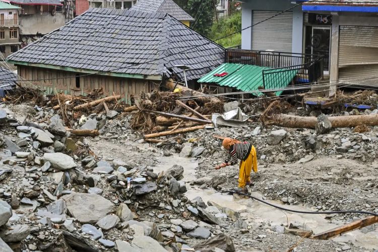 'Orange alert' issued for heavy rain in three districts of Himachal Pradesh, more than 200 roads closed