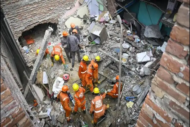 After seven people died in building collapse in Welcome, Delhi Police will seek list of unsafe buildings