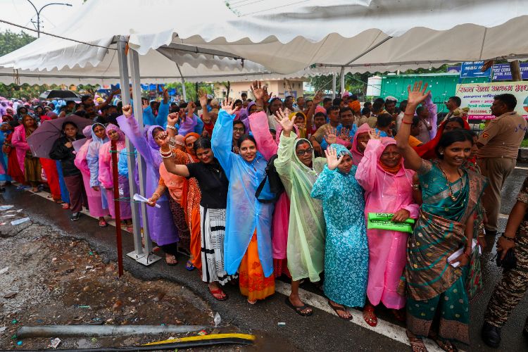 A new batch of pilgrims left from Jammu for the Amarnath cave temple