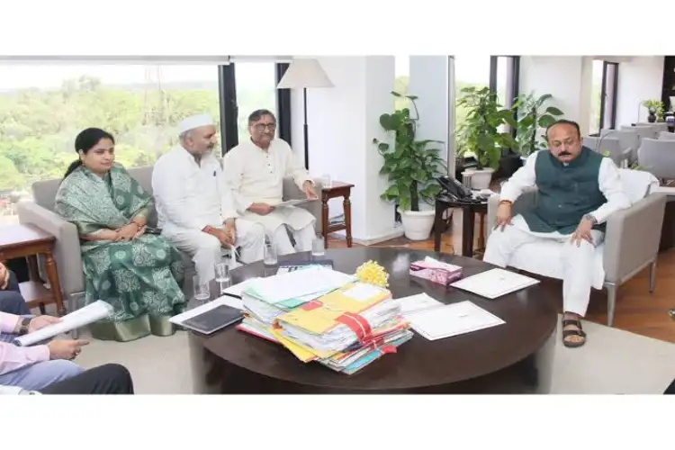 Kashmiri Pandits delegation meet CM Delhi, flags stoppage of cash assistance