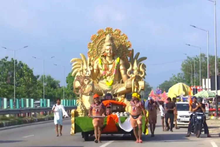 In Haridwar, the Kanwariyas of Gurugram carried the 800-1000 kg 'Golden Shiv Kanwar'