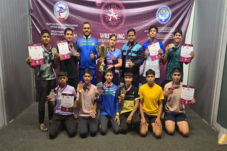 Mansukh Mandaviya felicitated the medal winners of Asian Wrestling Championship 2025