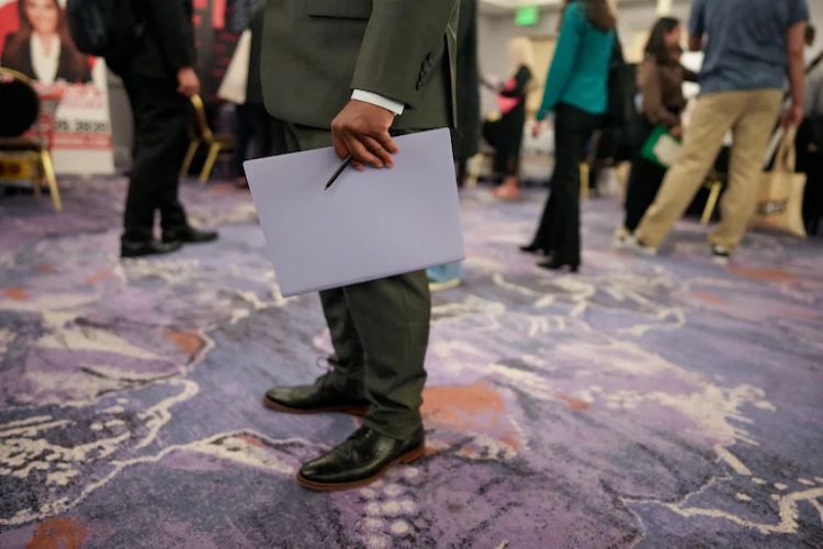 The number of applicants for unemployment benefits in the US fell for the fifth consecutive week