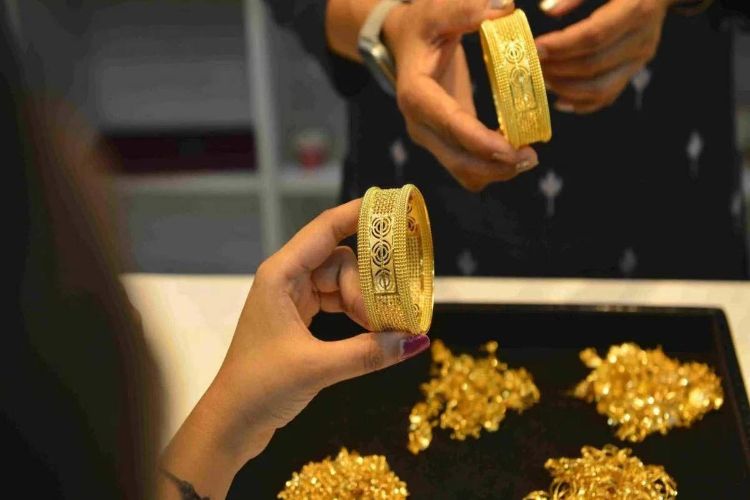 Gold prices fell, the reason being the strength of the dollar and the US economy