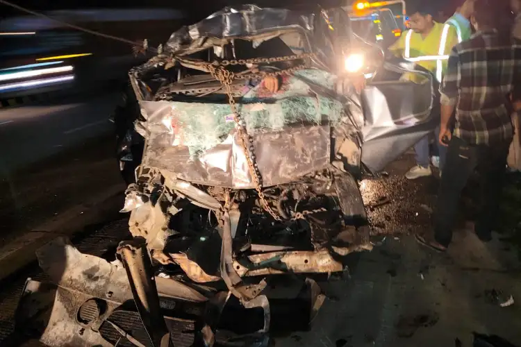 UP: 6 killed as mini-van crashes into truck on Yamuna Expressway