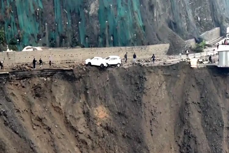 Part of NH-10 between Sikkim and Bengal closed for traffic due to landslides