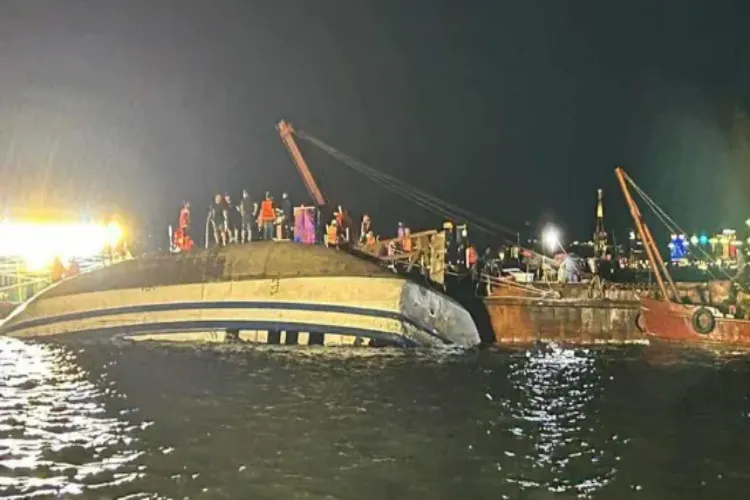 Horrible accident in Vietnam: Tourist boat capsized in storm, 34 died