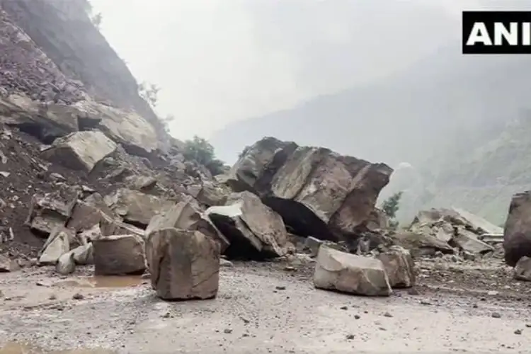J-K: Landslide occur near Dewal Bridge on Jammu-Srinagar National Highway