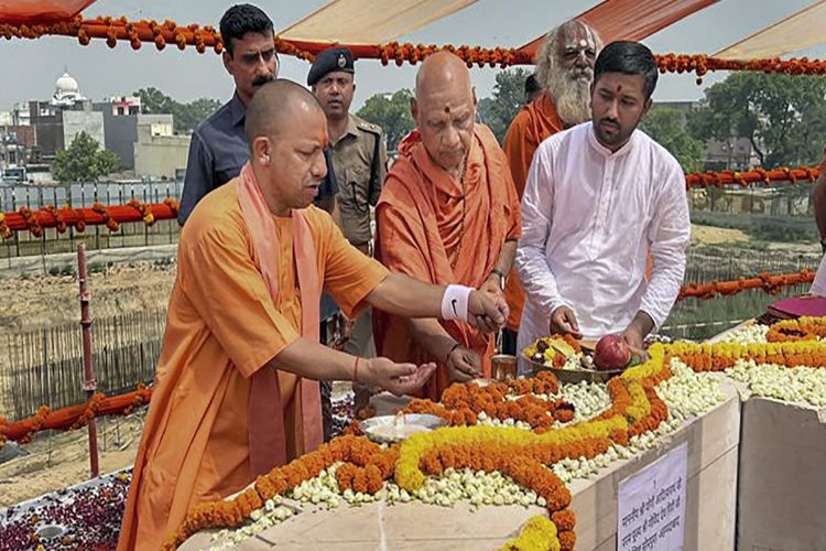 Chief Minister Yogi Adityanath showered flowers on the Kanwariyas and offered prayers at Dudheshwar Nath temple