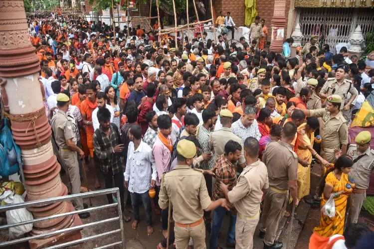 Crowds of Shiva devotees gathered on the second Monday of Sawan, long queues outside Kashi Vishwanath temple