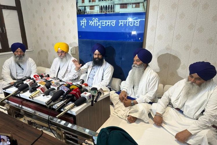 Akal Takht Jathedar objected to separate programs on the 350th martyrdom day of Guru Tegh Bahadur