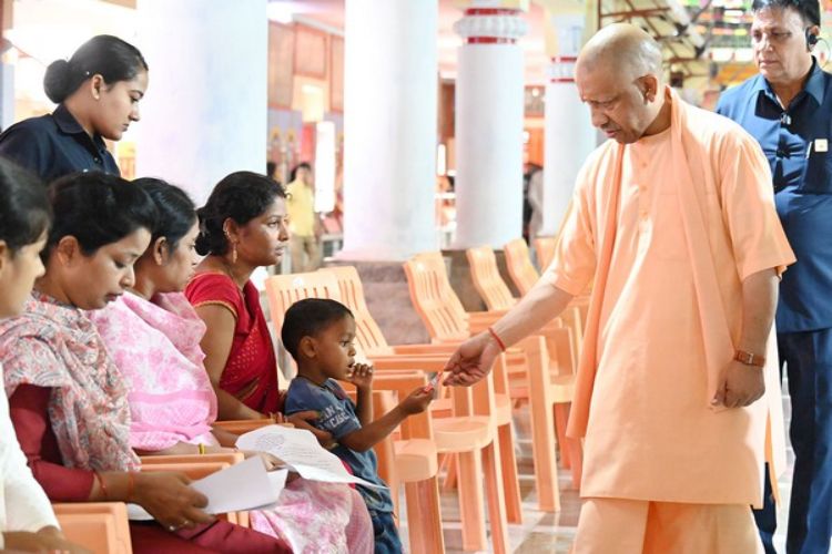 CM Yogi listened to the problems of the people by organizing a public darbar in Gorakhnath temple