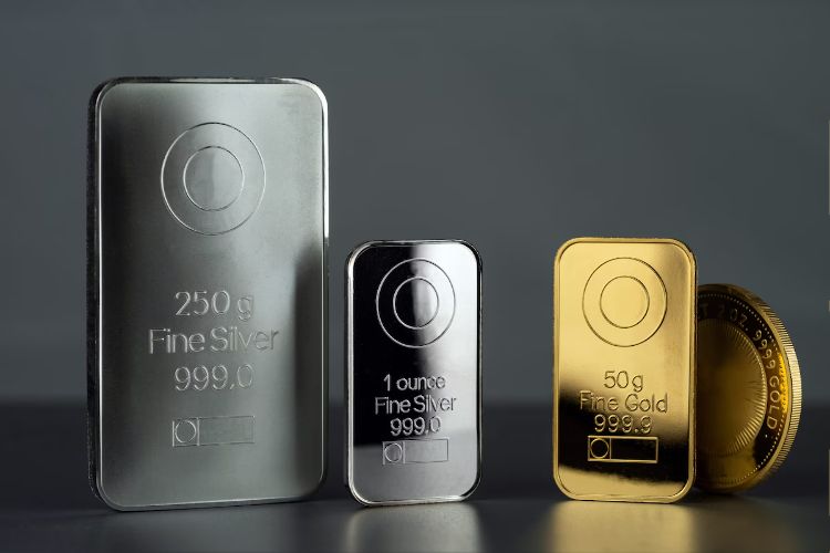 Silver prices fall in futures market
